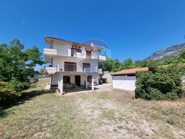 Villa Indipendente in vendita a Sulmona, Abruzzo
