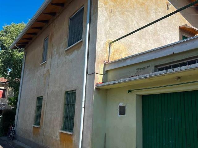 Villa Indipendente in vendita a Suzzara, Lombardia