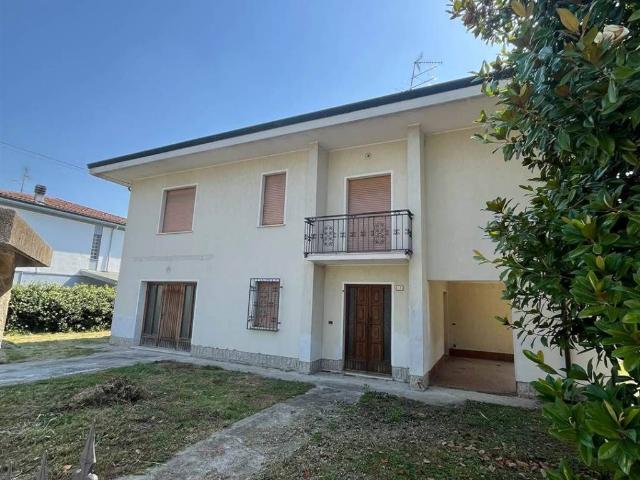 Villa Indipendente in vendita a Suzzara, Lombardia
