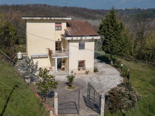 Villa Indipendente in vendita a Taurasi, Campania