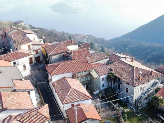 Villa Indipendente in vendita a Tavernola Bergamasca, Lombardia