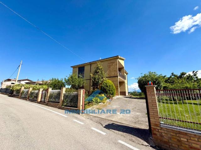 Villa Indipendente in vendita a Teramo, Abruzzo