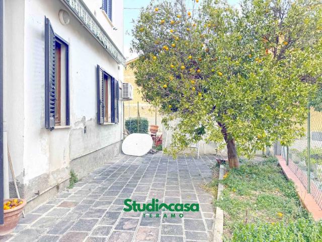 Villa Indipendente in vendita a Teramo, Abruzzo