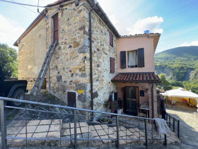 Villa Indipendente in vendita a Terenzo, Reggio Emilia