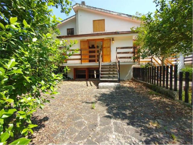 Villa Indipendente in vendita a Terni, Umbria