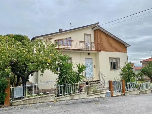 Villa Indipendente in vendita a Terre Roveresche, Marche