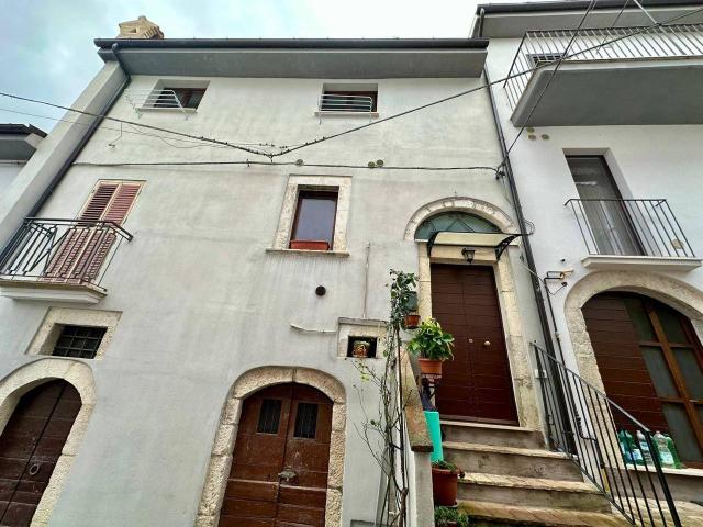Villa Indipendente in vendita a Tione Degli Abruzzi, Abruzzo