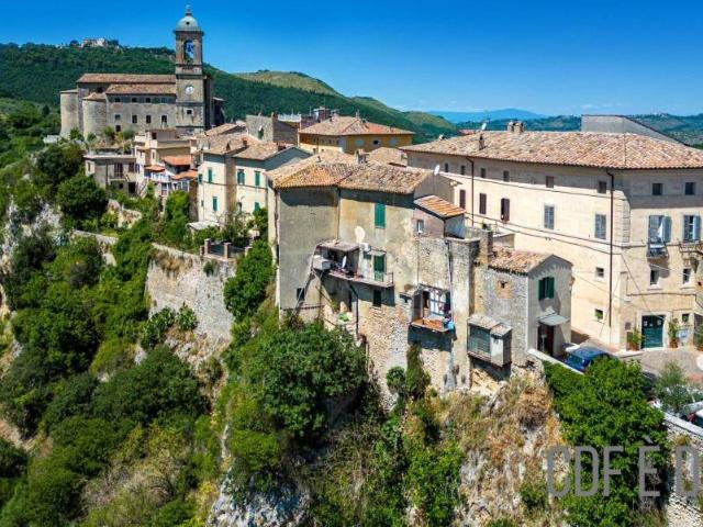Villa Indipendente in vendita a Toffia, Lazio