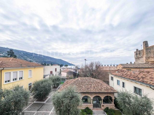 Palazzo in vendita a Loncrino, Torri Del Benaco