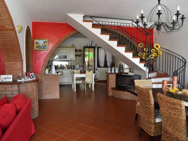 Villa Indipendente in vendita a Traversetolo, Parma