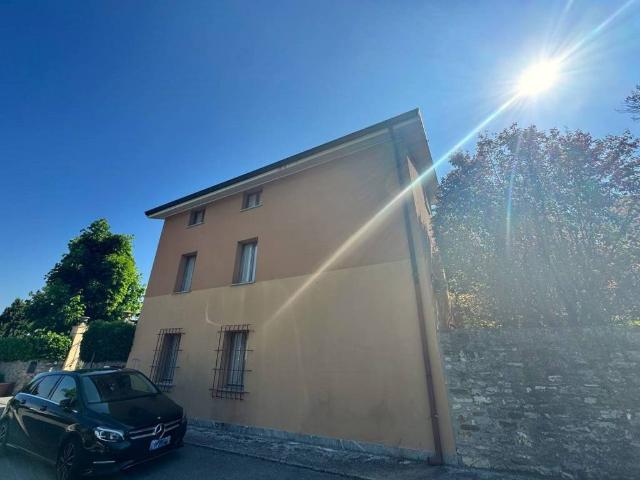 Villa Indipendente in vendita a Travo, Reggio Emilia