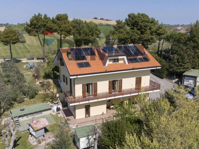 Villa Indipendente in vendita a Trecastelli, Marche