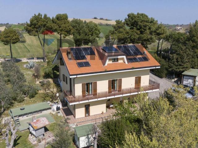 Villa Indipendente in vendita a Trecastelli, Marche