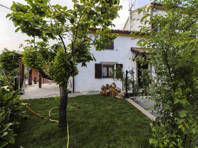Villa Indipendente in vendita a Trecastelli, Marche