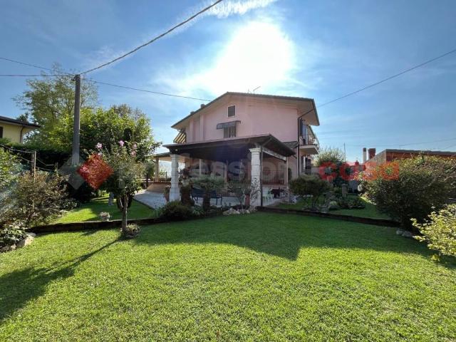 Villa Indipendente in vendita a Guasto, Trevenzuolo