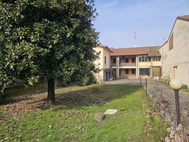 Villa Indipendente in vendita a Treviglio, Lombardia