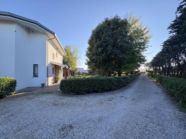 Villa Indipendente in vendita a Paparotti, Reana Del Roiale