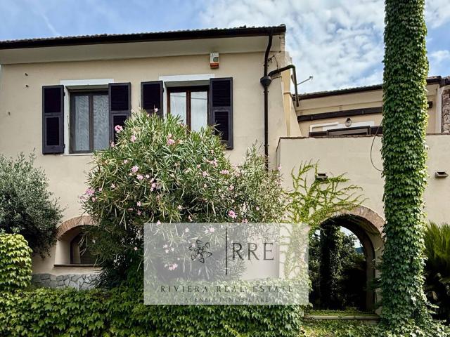 Villa Indipendente in vendita a Vado Ligure, Liguria