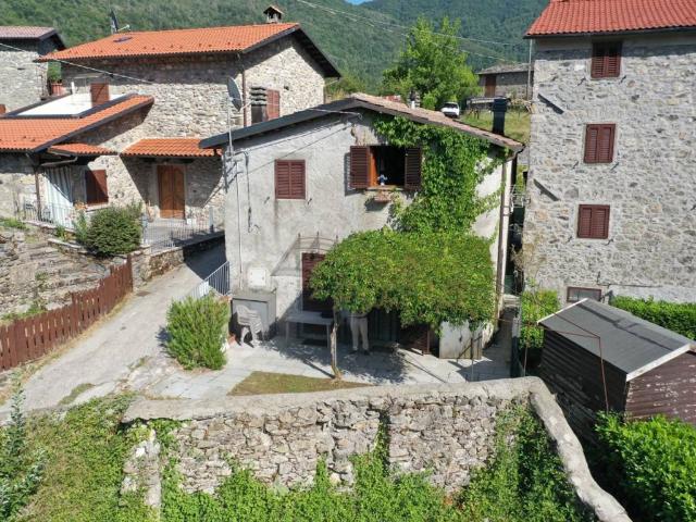 Villa Indipendente in vendita a Vagli Sopra, Vagli Sotto