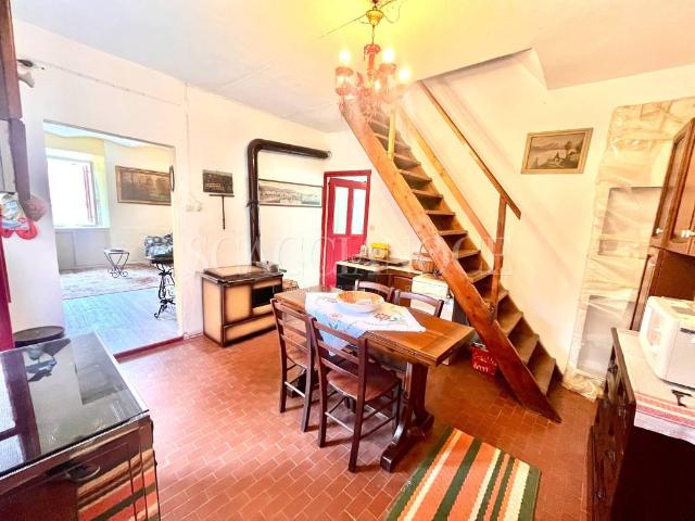 Villa Indipendente in vendita a Valdilana, Piemonte
