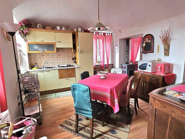 Villa Indipendente in vendita a Valdilana, Piemonte