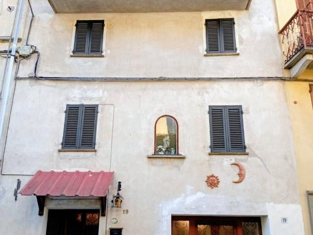 Villa Indipendente in vendita a Valdilana, Piemonte