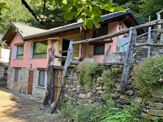 Villa Indipendente in vendita a Valle Cannobina, Piemonte