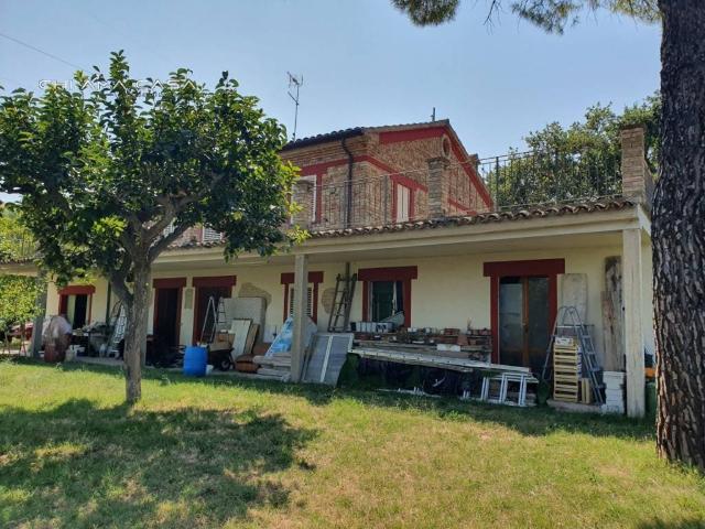 Villa Indipendente in vendita a Vallefoglia, Marche
