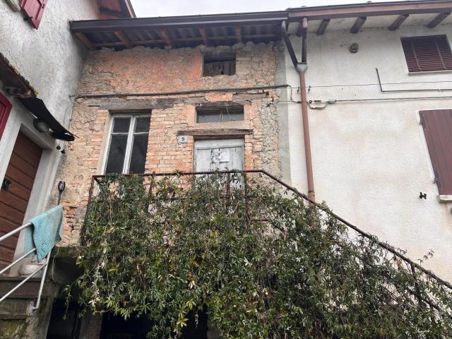 Villa Indipendente in vendita a Varano De' Melegari, Reggio Emilia