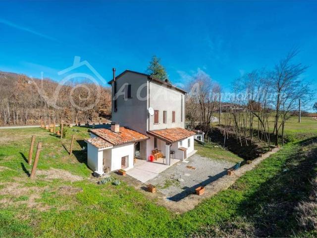 Villa Indipendente in vendita a Varano De' Melegari, Reggio Emilia