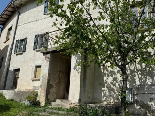 Villa Indipendente in vendita a Varano De' Melegari, Reggio Emilia