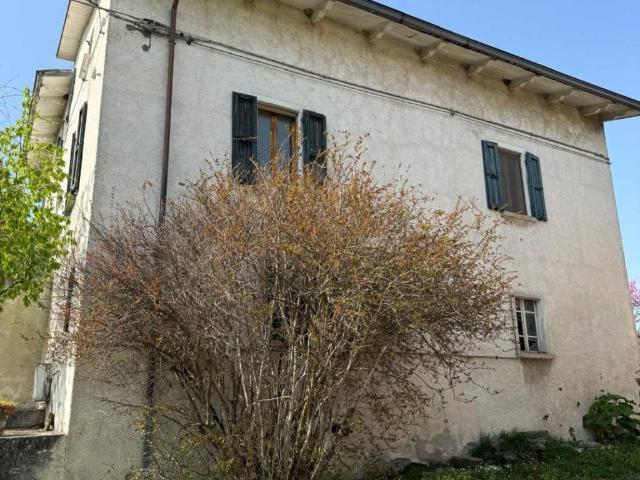 Villa Indipendente in vendita a Varano De' Melegari, Reggio Emilia