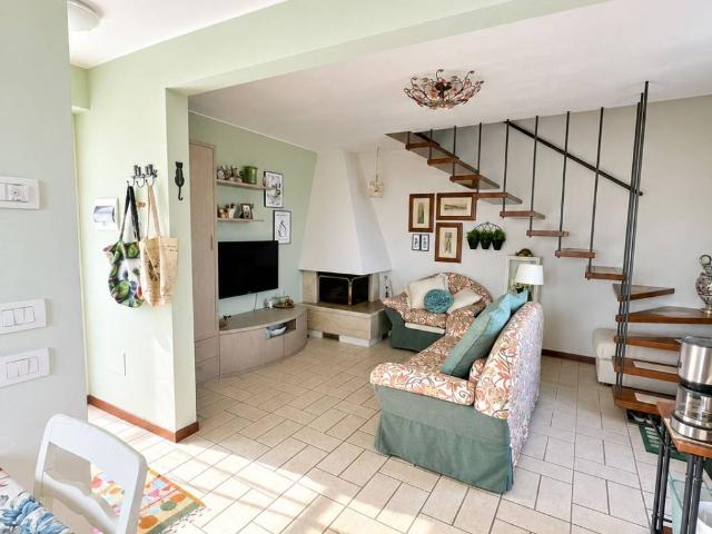 Villa Indipendente in vendita a Spiaggio, Varano de' Melegari