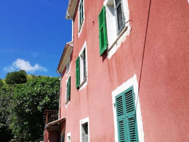 Villa Indipendente in vendita a Varese Ligure, Liguria