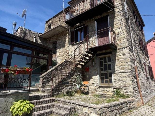 Villa Indipendente in vendita a Varzi, Lombardia