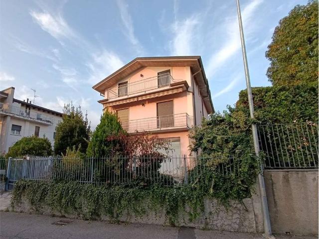Villa Indipendente in vendita a Veduggio Con Colzano, Lombardia