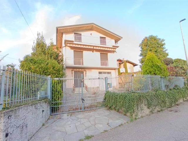Villa Indipendente in vendita a Veduggio Con Colzano, Lombardia