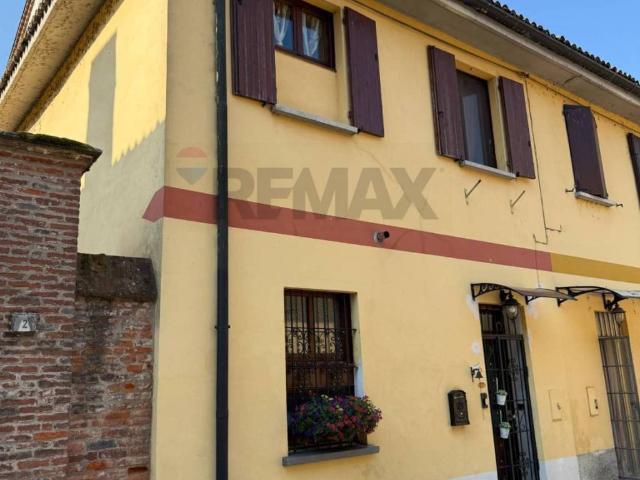 Villa Indipendente in vendita a Vellezzo Bellini, Lombardia