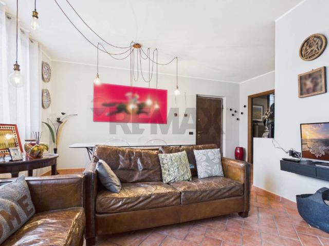 Villa Indipendente in vendita a Vellezzo Bellini, Lombardia
