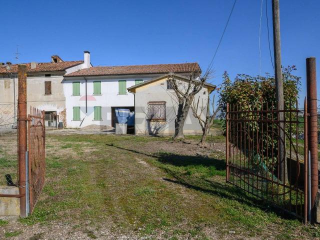 Villa Indipendente in vendita a Viadana, Lombardia