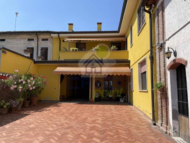 Villa Indipendente in vendita a Viadana, Lombardia