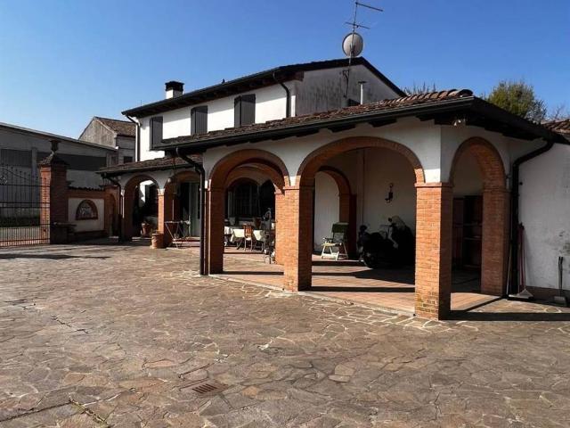 Villa Indipendente in vendita a Viadana, Lombardia