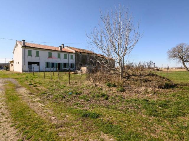 Villa Indipendente in vendita a Viadana, Lombardia