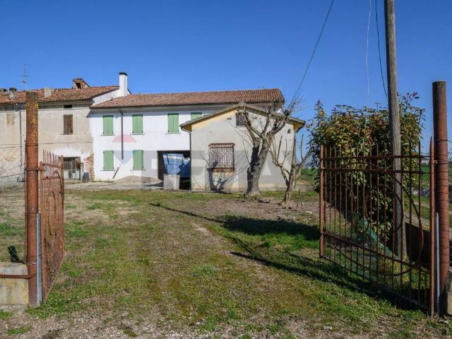 Villa Indipendente in vendita a Viadana, Lombardia