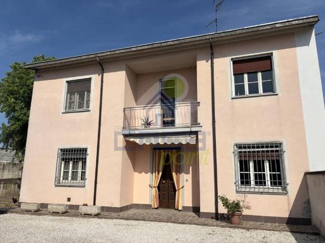 Villa Indipendente in vendita a Viadana, Lombardia