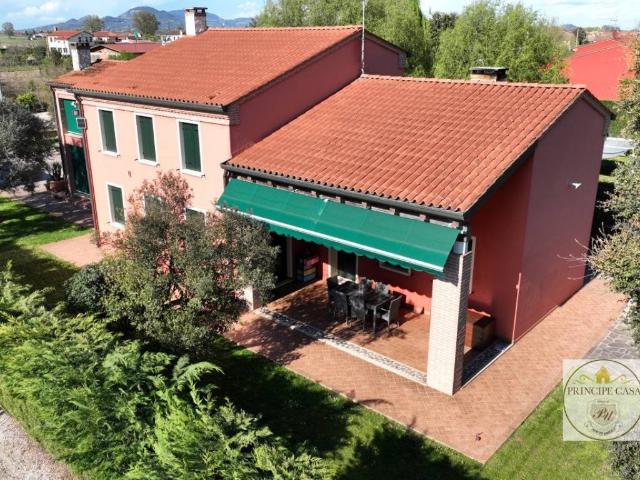 Villa Indipendente in vendita a Villa Estense, Veneto