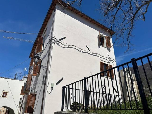 Villa Indipendente in vendita a Villa Santa Lucia Degli Abruzzi, Abruzzo