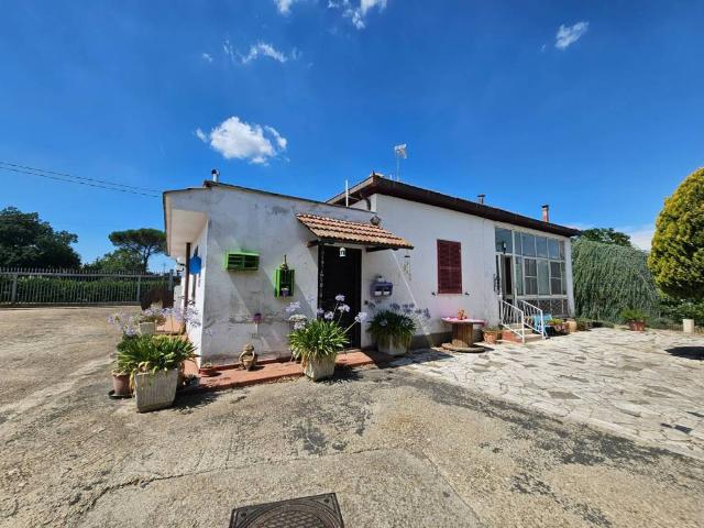 Villa Indipendente in vendita a Viterbo, Lazio