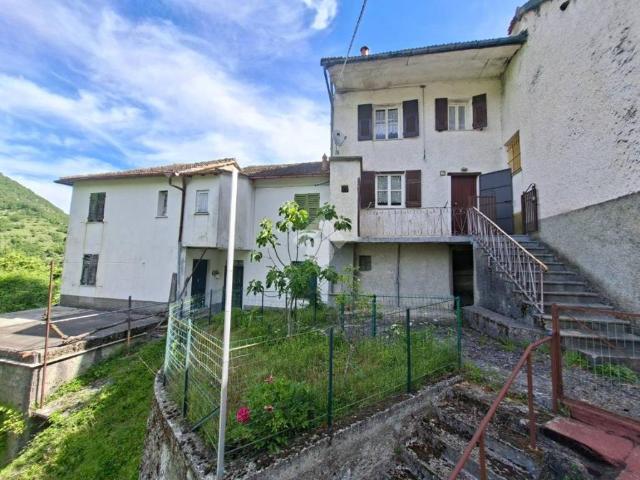 Villa Indipendente in vendita a Vobbia, Liguria
