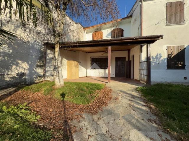 Villa Indipendente in vendita a Zenevredo, Lombardia